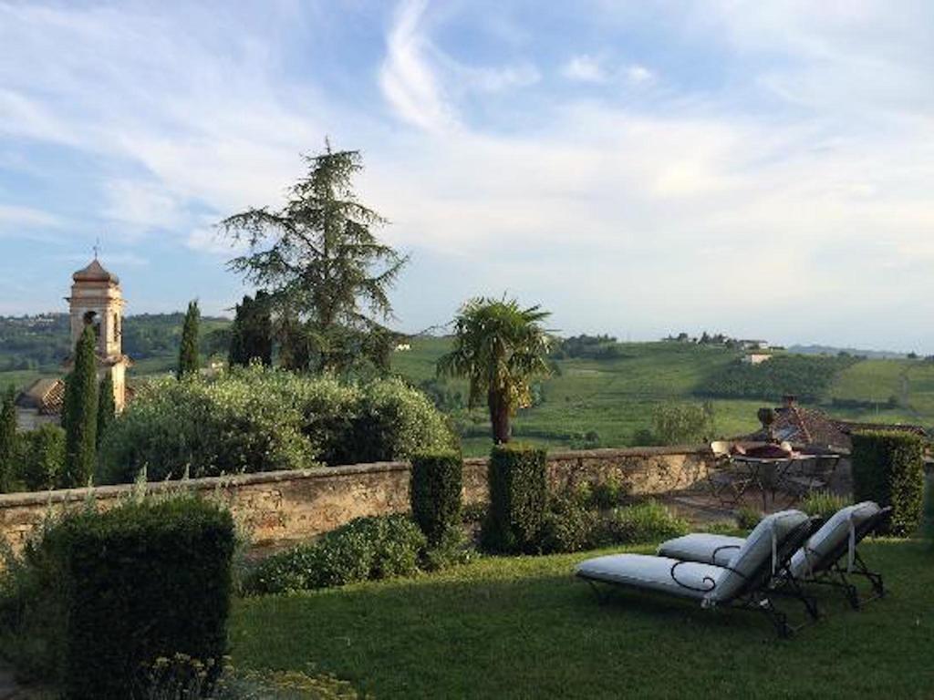 Castello Di Coazzolo Bed & Breakfast Neive Luaran gambar