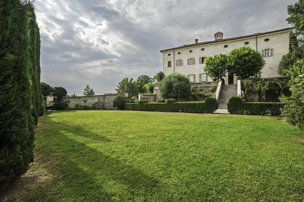 Castello Di Coazzolo Bed & Breakfast Neive Luaran gambar